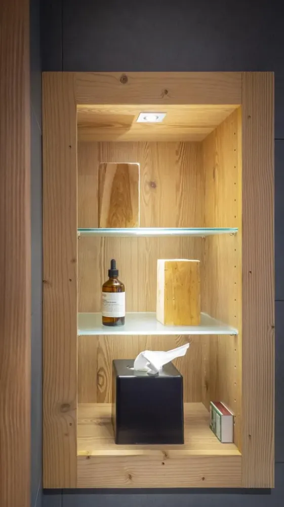 Rangement intégré dans le mur